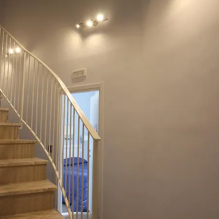 לינה וארוחת בוקר Base Mergellina נאפולי