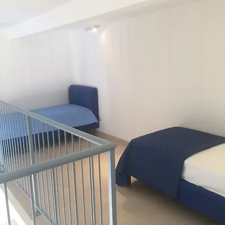 לינה וארוחת בוקר Base Mergellina 4*