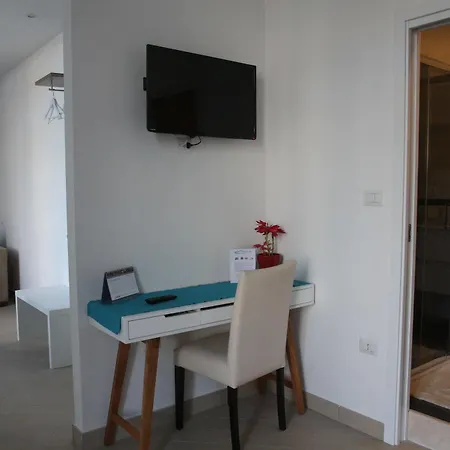 Base Mergellina Bed & Breakfast